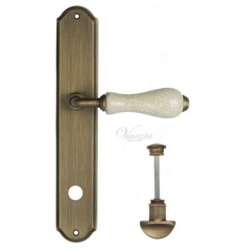 Дверная ручка Venezia COLOSSEO белая керамика паутинка WC на планке PL02 матовая бронза Дверная ручка Venezia COLOSSEO белая керамика паутинка WC на планке PL02 матовая бронза