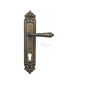 Дверная ручка Venezia VIGNOLE CYL на планке PL96 античная бронза Дверная ручка Venezia VIGNOLE CYL на планке PL96 античная бронза