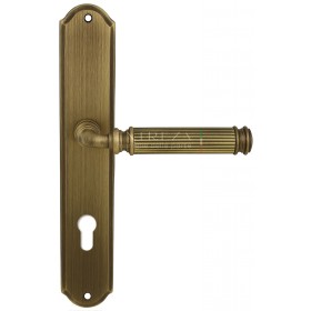 Дверная ручка Extreza BENITO (Бенито) 307 на планке PL01 матовая бронза F03