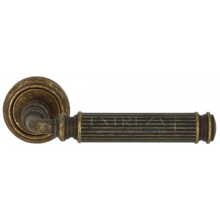 Дверная ручка Extreza BENITO (Бенито) 307 на розетке R01 античная бронза F23
