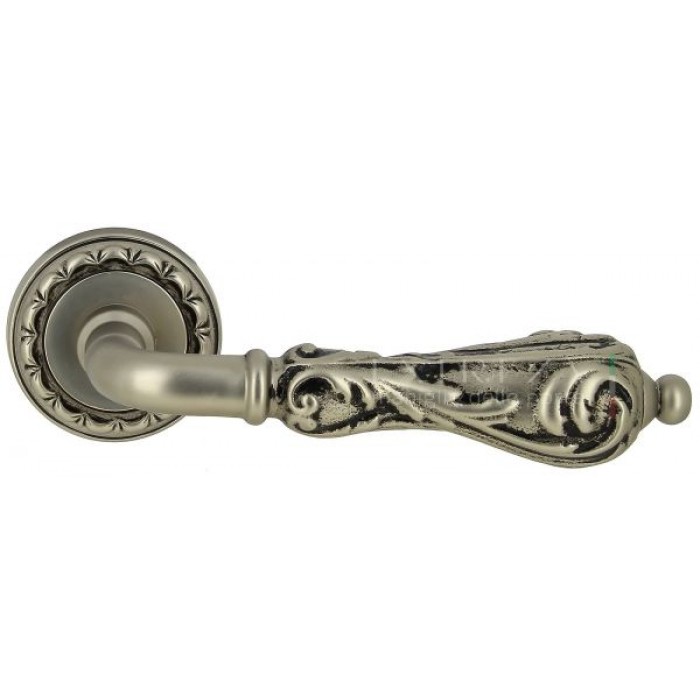 Дверная ручка Extreza GRETA (Грета) 302 на розетке R02 старинное серебро матовое + черный F64
