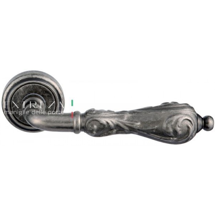 Дверная ручка Extreza GRETA (Грета) 302 на розетке R01 античное серебро F45