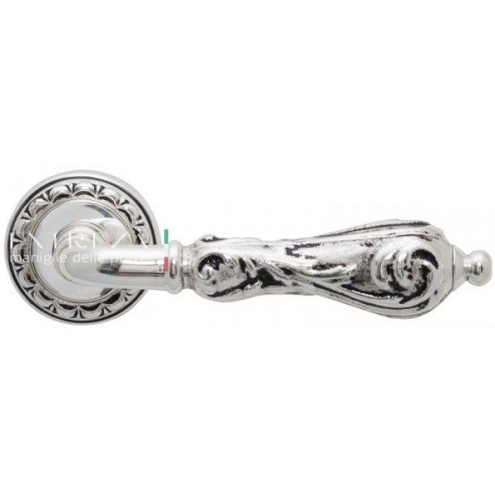 Дверная ручка Extreza GRETA (Грета) 302 на розетке R02 натуральное полированное серебро + черный F24