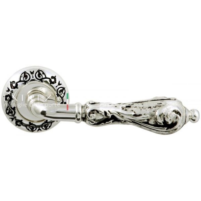 Дверная ручка Extreza GRETA (Грета) 302 на розетке R04 натуральное полированное серебро + черный F24