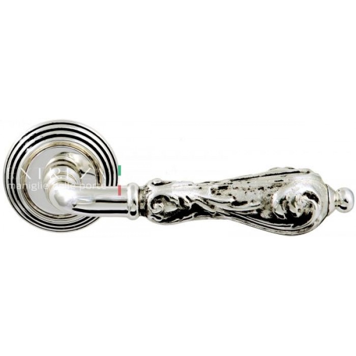 Дверная ручка Extreza GRETA (Грета) 302 на розетке R05 натуральное полированное серебро + черный F24
