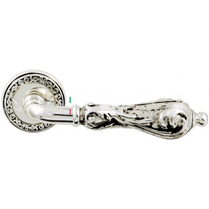 Дверная ручка Extreza GRETA (Грета) 302 на розетке R06 натуральное полированное серебро + черный F24