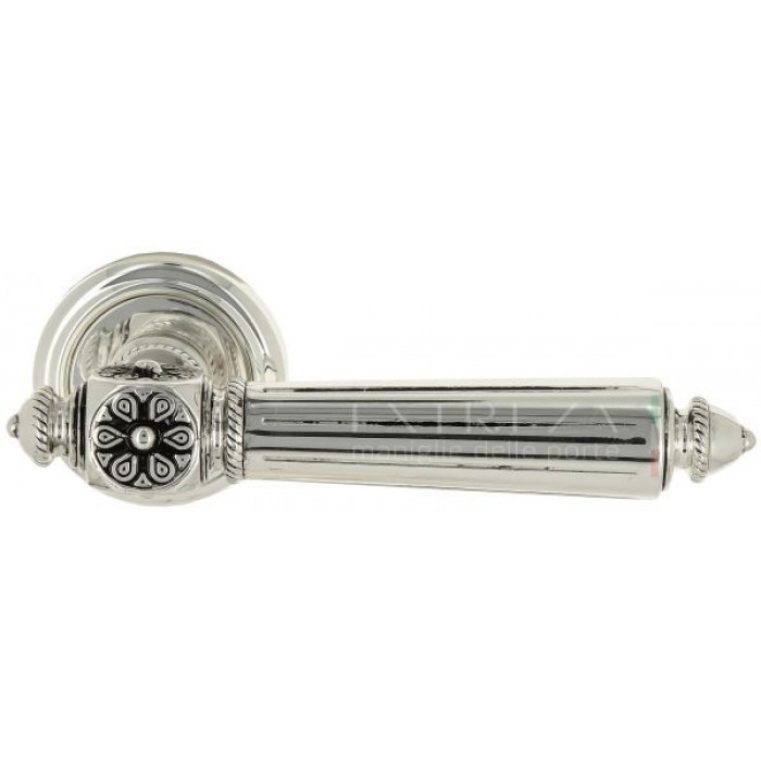 Дверная ручка Extreza LEON (Леон) 303 на розетке R01 натур. пол. серебро + черный F24