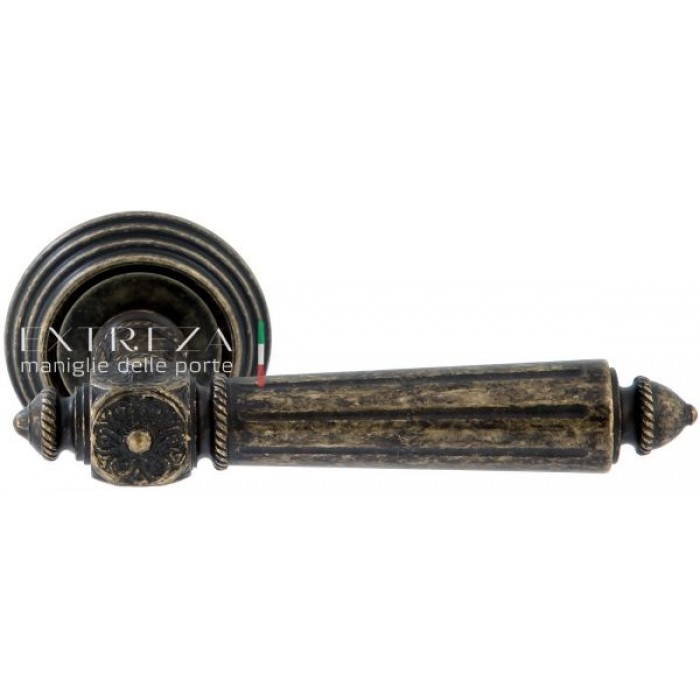 Дверная ручка Extreza LEON (Леон) 303 на розетке R05 античная бронза F23