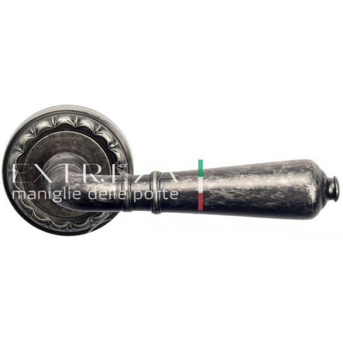 Дверная ручка Extreza PETRA (Петра) 304 на розетке R02 античное серебро F45