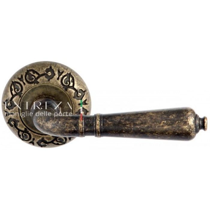 Дверная ручка Extreza PETRA (Петра) 304 на розетке R04 античная бронза F23